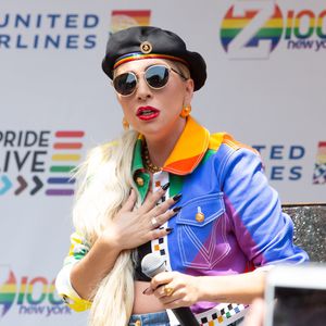 Autsch! Lady Gaga stürzt bei heißem Ritt mit Fan von Bühne