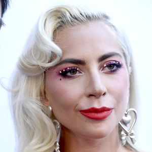 Vor Met Gala: Lady Gaga im Feder-Fummel mit Mini-Tasche!