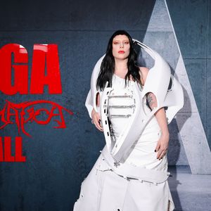 Ein Auto? Lady Gaga erscheint im schrägen Look zur Premiere