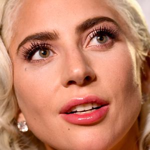 In Strahle-Robe: Lady Gaga gewinnt Critics' Choice Awards!