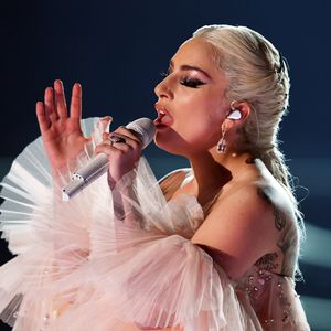 Was ist das? Lady Gaga sorgt mit DIESER Brille für Lacher!