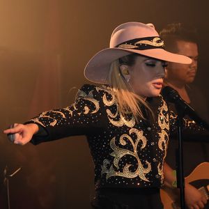 Mini-Shorts & viel nackte Haut: Heißer Auftritt, Lady GaGa!