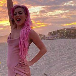 Ganz in Rosa: Lady Gaga strahlt als Brautjungfer in Mexiko