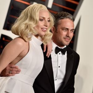 Eifersüchtig? Irina sitzt bei Oscars zwischen Bradley & Gaga