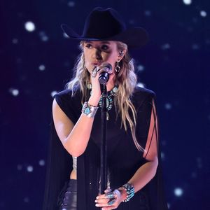 Neun Kilo weniger: Lainey Wilson strahlt bei den CMA Awards