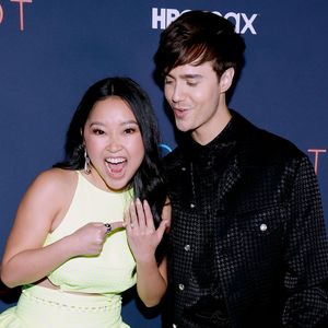 Auf Event: Lana Condor präsentiert ihren Verlobungsring!