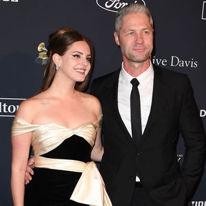 Lana Del Rey und Sean feiern verliebt ihr Red-Carpet-Debüt