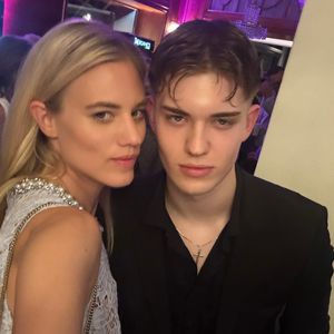 Attraktive Begleitung: Larissa Marolt posiert mit Bruder