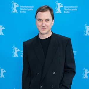 Schock in Berlin: Lars Eidinger verletzt Zuschauer mit Degen