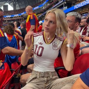 Fans feiern es: Laura Abla feuert Dani Olmo bei WM-Spiel an