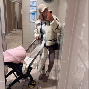 Erster Flug: Laura Anderson gibt Einblick in Mama-Alltag
