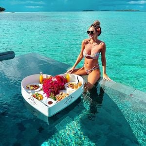 Urlaubs-Content: Laura Anderson präsentiert ihre Babykugel