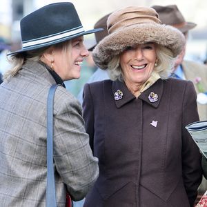 Familienausflug: Königin Camilla glänzt bei Pferderennen