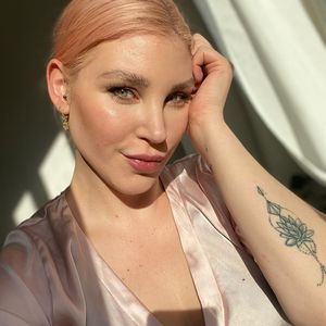 Freiheitsdrang: BTN-Star Laura Maack zog schon mit 15 aus!