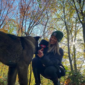 Pietros Ex Laura kümmert sich liebevoll um ihre zwei Hunde!