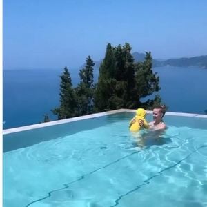 So süß planschen Laura Maria Rypa und Baby Leano im Pool