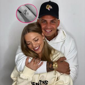 Am Finger: Laura Maria Rypa lässt sich Pietro-Tattoo stechen
