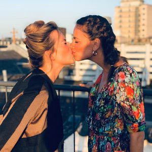 Weltfrauentag: Janina Uhse knutscht Freundin Laura Osswald!
