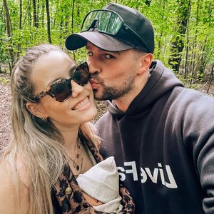 Wollen Alex Hindersmann und Laura ihr Kind im Netz zeigen?