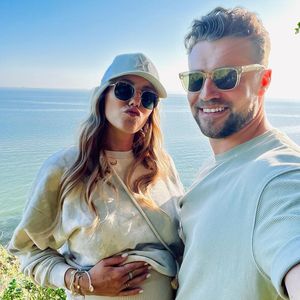 Alexander Hindersmann versucht Neu-Mama Laura zu entlasten