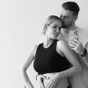 Alex Hindersmann liebt es, die Baby-Bewegungen zu spüren!