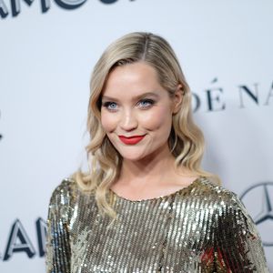 Moderatorin Laura Whitmore zeigt erstmals ihre Babykugel