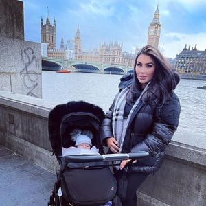 Schwangere Lauren Goodger zeigt ihr pralles Babybäuchlein