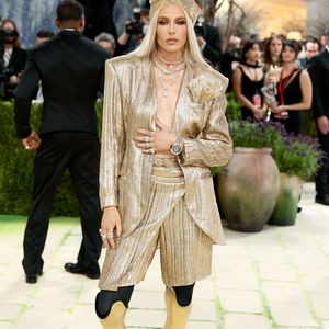 Met Gala: Lauren Wasser glänzt mit ihren goldenen Prothesen