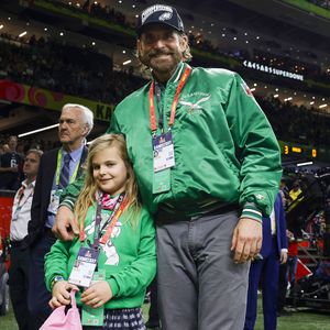 Bradley Cooper mit Tochter Lea im Partnerlook bei Super Bowl