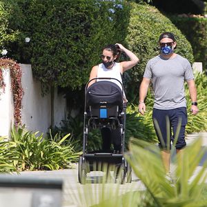 Ganz lässig: Neu-Mama Lea Michele spaziert mit Mann und Baby