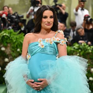 Traum in Türkis: Lea Michele zeigt Babykugel bei Met Gala