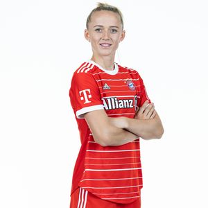 Lea Schüller als erste Profi-Fußballerin auf Vogue-Cover!