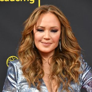 Leah Remini schließt ihr zweites Jahr an der Universität ab!