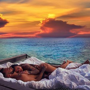 Romantisch: Elena Miras kuschelt nackt vor Sonnenuntergang