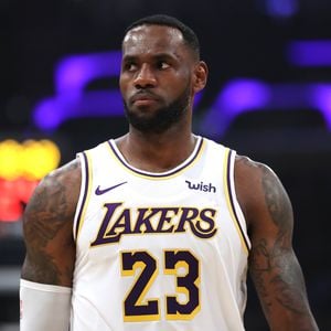 Vor Feuer gerettet: LeBron James versorgt Helfer mit Tacos