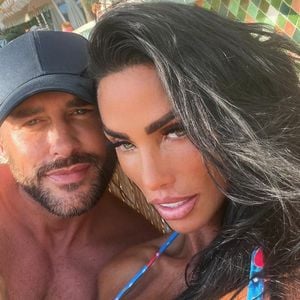Katie Price und Lee Andrews posten stark bearbeitetes Foto