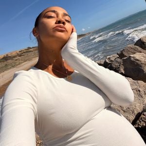 Leigh-Anne Pinnock genießt Kugelbauch-Party am Meer