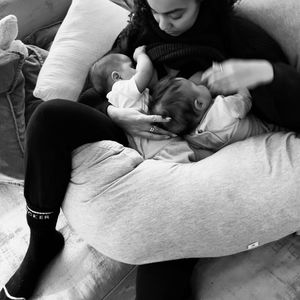 Intimer Moment: Leigh-Anne Pinnock stillt ihre Zwillinge
