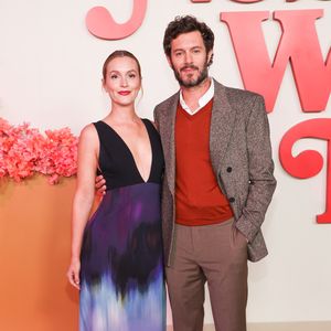 Leighton Meester & Adam Brody strahlen bei Netflix-Premiere