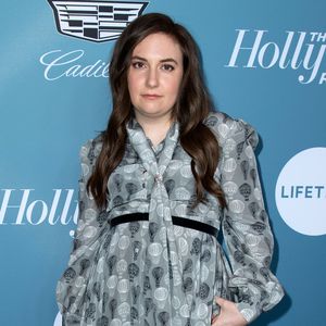 Lena Dunham braucht Gehhilfe – wegen chronischer Erkrankung