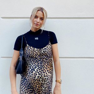 Lena Gercke setzt ihren Babybauch im Leoprint-Kleid in Szene