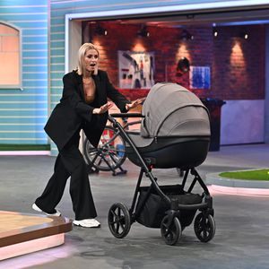 Noch ohne Babybauch: Lena Gercke schwanger & bauchfrei im TV
