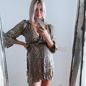 Wegen Babybauch: Lena Gerckes Kleid ist wohl etwas zu kurz!