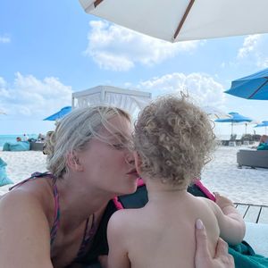 Diese Löckchenpracht! Lena Gercke mit Tochter Zoe im Urlaub