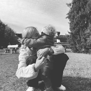 So süß kuschelt Lena Gercke mit ihrem Töchterchen Zoe!