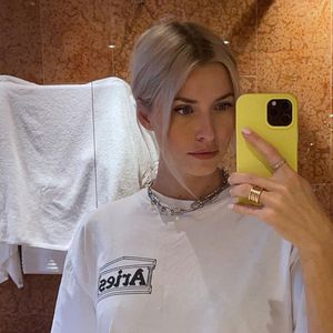Ganz leger: Model Lena Gercke kann auch total natürlich!