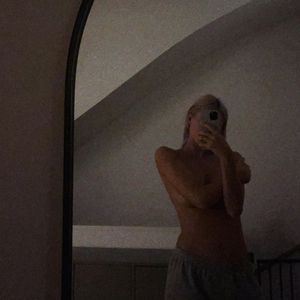 Heiße Mama! Lena Gercke posiert oben ohne vor dem Spiegel