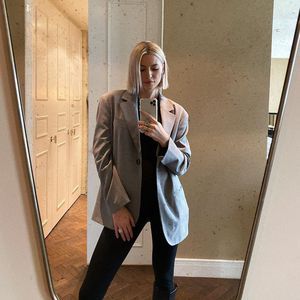 Mit ihrem Posing kaschiert Lena Gercke ihren Babybauch!