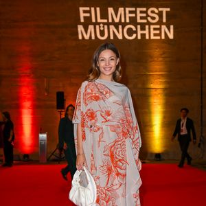 Mit Babybauch: "Traumschiff"-Star Lena Meckel hat geheiratet