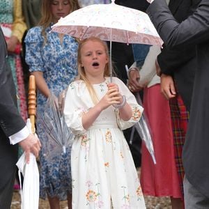 Lena Tindall (7) stiehlt Royals mit Einhorn-Schirm die Show